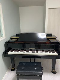 ピアノスタジオ　ザルツ国領 グランドピアノ・エレクトーンのあるレンタルスタジオの室内の写真