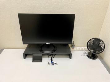 【全てのブースにモニター、Wi-Fi、電源、卓上扇風機、6口電源タップをご用意しています】 - テレワークブース渋谷宇田川町 ブース02の設備の写真