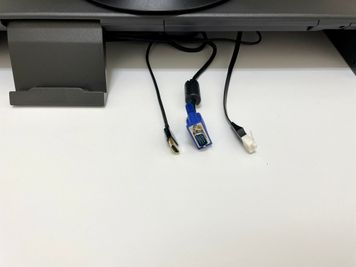 【有線LAN接続と、モニターへは常設のVGA・HDMIケーブルで接続いただけます】 - 【閉店】テレワークブース渋谷宇田川町 【閉店】ブース02の設備の写真
