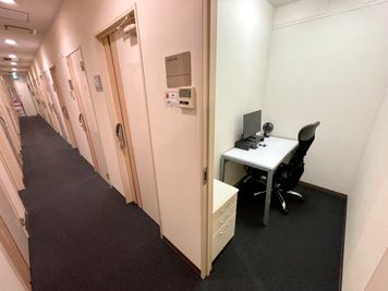 【コンパクトな１名用サイズで周りを気にせず作業に集中できます】 - 【閉店】テレワークブース渋谷宇田川町 【閉店】ブース02の室内の写真