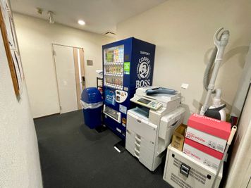 【フロア内に自動販売機が1台あります。※コピー機はご利用いただけません】 - 【閉店】テレワークブース渋谷宇田川町 【閉店】ブース02の設備の写真