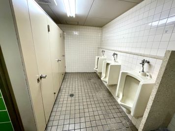 【男性トイレ（小便器×3、個室×2）】 - テレワークブース渋谷宇田川町 ブース02の設備の写真