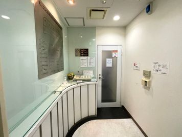 【５階でエレベーターを降り、すぐ左手に「ハローオフィスShibuya」と書かれた入口がございます。そこが共用扉です】 - 【閉店】テレワークブース渋谷宇田川町 【閉店】ブース02の入口の写真