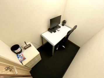 【個室なので、Web会議や電話など声出し可能です※大音量での会話やスピーカー再生はNG※】 - テレワークブース渋谷宇田川町 ブース02の室内の写真