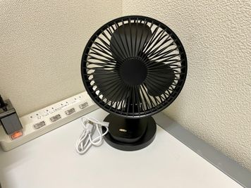 【卓上扇風機はUSBで電源接続が可能です。お手持ち機器とUSB接続でお使いください】 - テレワークブース渋谷宇田川町 ブース02の設備の写真
