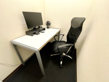 【椅子はキャスター付のオフィスチェアなので長時間利用にもピッタリ】 - テレワークブース渋谷宇田川町 ブース02の室内の写真
