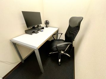 【椅子はキャスター付のオフィスチェアなので長時間利用にもピッタリ】 - 【閉店】テレワークブース渋谷宇田川町 【閉店】ブース02の室内の写真