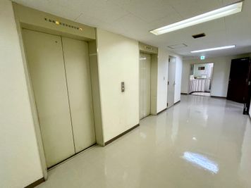 【５階でエレベーターを降り、すぐ左手に「ハローオフィスShibuya」と書かれた入口がございます。そこが共用扉です】 - テレワークブース渋谷宇田川町 ブース02の入口の写真