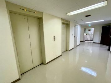 【５階でエレベーターを降り、すぐ左手に「ハローオフィスShibuya」と書かれた入口がございます。そこが共用扉です】 - 【閉店】テレワークブース渋谷宇田川町 【閉店】ブース02の入口の写真