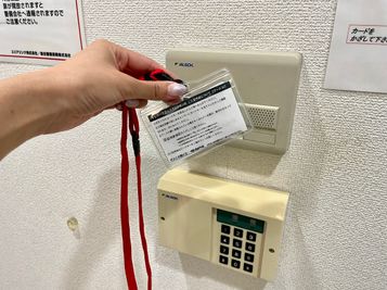 【「ALSOK」と書かれた白いセンサーカードキーをかざすと共用扉が開きます】 - テレワークブース渋谷宇田川町 ブース02の入口の写真