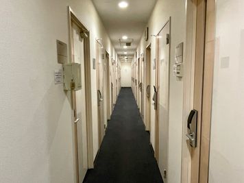 【廊下を進み、ご予約したブース番号のお部屋を探してください】 - テレワークブース渋谷宇田川町 ブース02の入口の写真