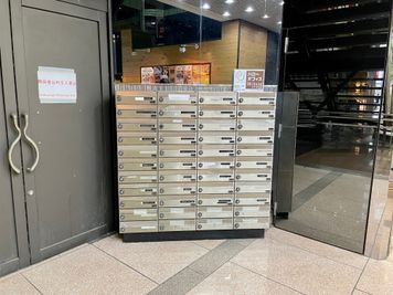 【エントランスを少し進むと左手に「ハローオフィスShibuya」と書かれたポストがございます】 - 【閉店】テレワークブース渋谷宇田川町 【閉店】ブース02の入口の写真