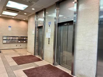【ポストの近くにあるエレベーターで５階に上がります】 - テレワークブース渋谷宇田川町 ブース02の入口の写真