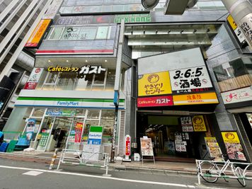 【建物外観・正面入口／ファミリーマートの右側が入口です】 - テレワークブース渋谷宇田川町 ブース02の外観の写真