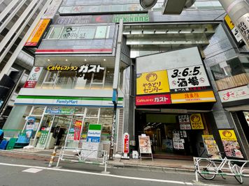 【建物外観・正面入口／ファミリーマートの右側が入口です】 - 【閉店】テレワークブース渋谷宇田川町 【閉店】ブース02の外観の写真