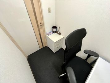 【個室なので、Web会議や電話など声出し可能です※大音量での会話やスピーカー再生はNG※】 - 【閉店】テレワークブース渋谷宇田川町 【閉店】ブース20の室内の写真