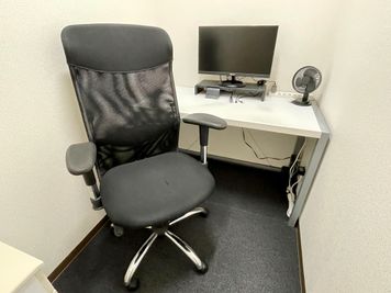 【椅子はキャスター付のオフィスチェアなので長時間利用にもピッタリ】 - テレワークブース渋谷宇田川町 ブース20の室内の写真