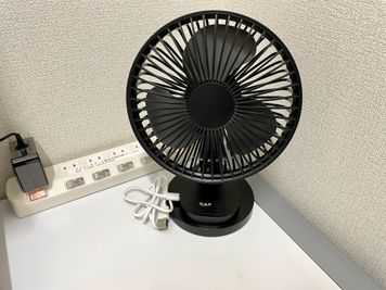 【卓上扇風機はUSBで電源接続が可能です。お手持ち機器とUSB接続でお使いください】 - テレワークブース渋谷宇田川町 ブース20の設備の写真