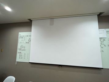 100インチのスクリーン完備。 - 学習塾「ポケット」中仙道教室 レンタルルームの設備の写真