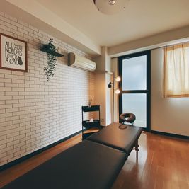 サロン利用も可能です！

⚠︎普段は会議室なのでご利用後は机を元の位置にお戻しください。 - Oreo space 相模原 貸し会議室の室内の写真