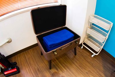 トランクスツールの中には、窓の光を遮るフェルトカーテンが入っております。部屋を暗くしてご利用の際お使いください。使用方法は「ご利用のしおり」をご参照ください。 - レンタルサロン&ヒーリング・クロエ横浜駅前の設備の写真