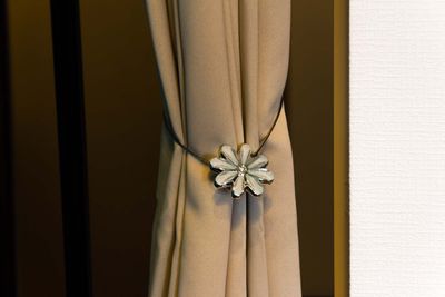 カーテンをご用意しました。タッセルはマグネット式です。 - レンタルサロン&ヒーリング・クロエ横浜駅前の設備の写真