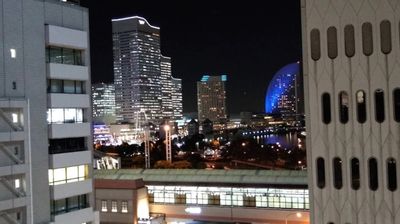 最上階のベランダから見えるみなとみらいの景色。 - 桜木町駅 1分の貸し会議室 クリエイティブを育むワークスペースの室内の写真