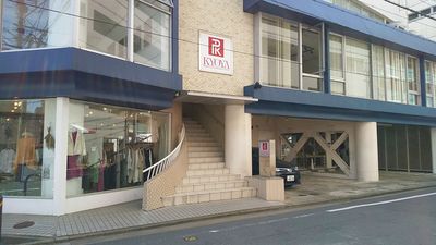 -螺旋状の階段を上がり、扉を開けると
一面に広がる明るいイベントスペースが現れます。 - KYOYA薬院ビル2F ｢ レンタルスペース｣ ＫＹＯＹＡ　レンタルスペースⅠの入口の写真