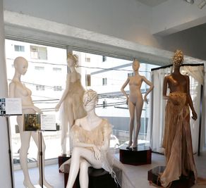 天井が広く、一面にあるガラスと明るいスペースでの過去に開催された展示会は好評でした。 - KYOYA薬院ビル2F ｢ レンタルスペース｣ ＫＹＯＹＡ　レンタルスペースⅠの室内の写真