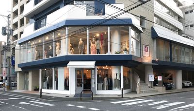 ビルの２階に観える大きなウィンドゥからイベントの様子がうかがえ、行ゆく人の足を留めます。 - KYOYA薬院ビル2F ｢ レンタルスペース｣ ＫＹＯＹＡ　レンタルスペースⅠの外観の写真