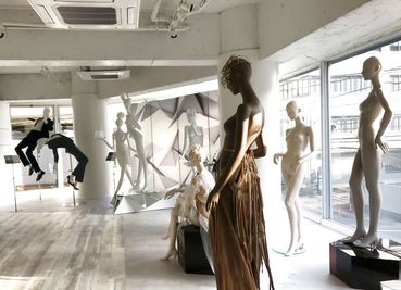 天井が広く、一面にあるガラスと明るいスペースでの過去に開催された展示会は好評でした。 - KYOYA薬院ビル2F ｢ レンタルスペース｣ ＫＹＯＹＡ　レンタルスペースⅠの室内の写真