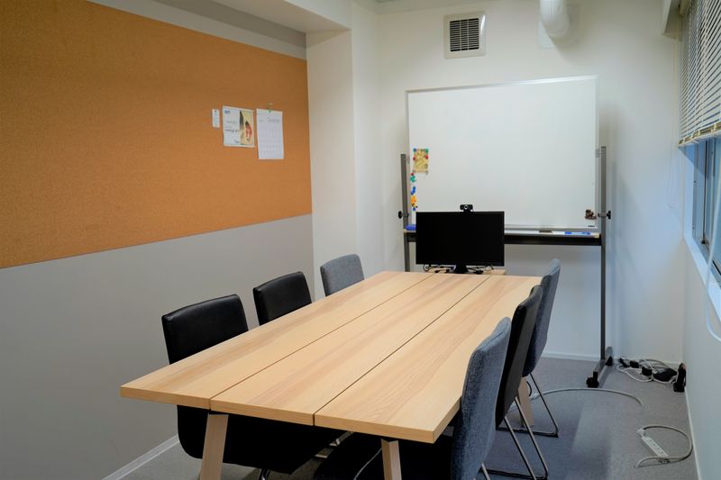 開閉できる窓がある個室。
小規模のミーティングにぴったり。 - StartupSide Kyoto（旧オギャーズ御池） ミーティングルームの室内の写真