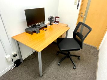 【椅子はキャスター付のオフィスチェアなので長時間利用にもピッタリ】 - テレワークブース御徒町 ALビル ブース001の室内の写真