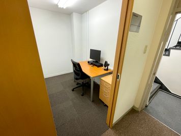 【完全個室なので作業に集中できます】 - 【閉店】テレワークブース御徒町 ALビル 【閉店】ブース001の室内の写真