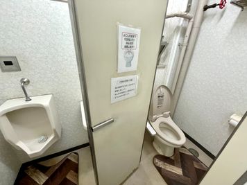 【1階男性トイレ（小便器×1、個室×1）】 - 【閉店】テレワークブース御徒町 ALビル 【閉店】ブース001の設備の写真