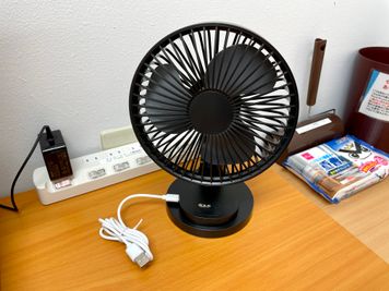 【卓上扇風機はUSBで電源接続が可能です。お手持ち機器とUSB接続でお使いください】 - 【閉店】テレワークブース御徒町 ALビル 【閉店】ブース001の設備の写真