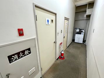 【お手洗いはビル内の1~4階でご利用いただけます】 - 【閉店】テレワークブース御徒町 ALビル 【閉店】ブース001の設備の写真