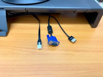 【有線LAN接続と、モニターへは常設のVGA・HDMIケーブルで接続いただけます】 - 【閉店】テレワークブース御徒町 ALビル 【閉店】ブース001の設備の写真
