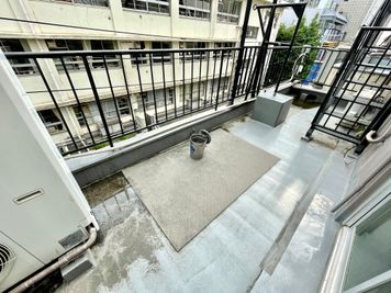 【喫煙所の様子】 - 【閉店】テレワークブース御徒町 ALビル 【閉店】ブース001の設備の写真