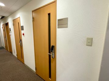 【一番手前のお部屋がブース001です】 - 【閉店】テレワークブース御徒町 ALビル 【閉店】ブース001の入口の写真