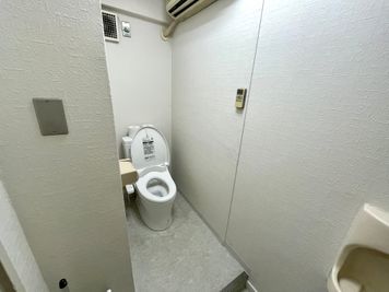 【4階男性トイレ（個室×1）】 - 【閉店】テレワークブース御徒町 ALビル 【閉店】ブース001の設備の写真