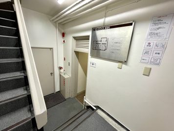 【地下1階の入口】 - 【閉店】テレワークブース御徒町 ALビル 【閉店】ブース001の入口の写真