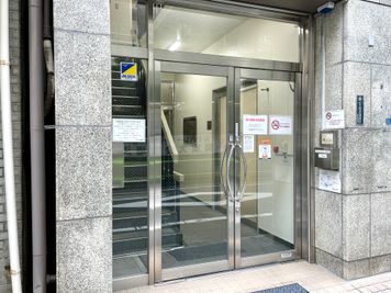 【ビル入口・ガラス扉の右側にセンサーがあります】 - 【閉店】テレワークブース御徒町 ALビル 【閉店】ブース001の入口の写真