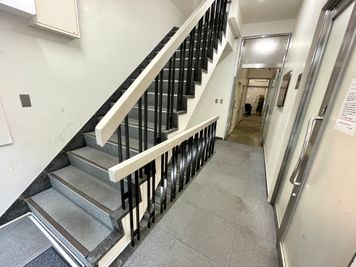 【ガラス扉の目の前にある階段で地下1階へ下りてください】 - 【閉店】テレワークブース御徒町 ALビル 【閉店】ブース001の入口の写真