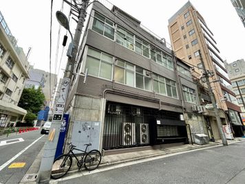 【建物沿い・自動販売機の角を曲がるとポストがあります】 - 【閉店】テレワークブース御徒町 ALビル 【閉店】ブース001の外観の写真