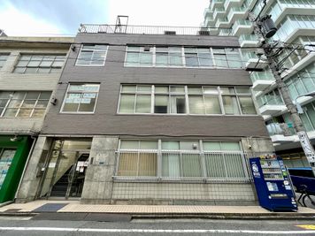 【建物外観・正面入口／左側のガラス扉が入口です】 - 【閉店】テレワークブース御徒町 ALビル 【閉店】ブース001の外観の写真