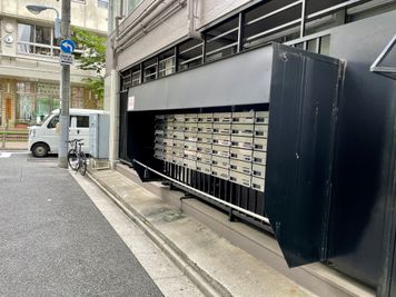 【ポストは黒い雨よけが目印です】 - 【閉店】テレワークブース御徒町 ALビル 【閉店】ブース001の外観の写真