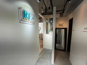 ティファニーブルーカラーのショッププレートが目印です。 - 浜松レンタルスタジオ・レントプラス レンタルスタジオの入口の写真
