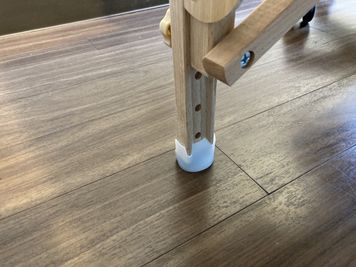 施術ベッドの脚に滑り止めを施しました。マッサージの際、ベッドが動く事がなく作業性が向上しました。 - レンタルサロン&ヒーリング・クロエ横浜駅前の設備の写真