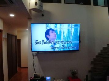 ホールの１Fの70インチTV
Amazon fire TV　動画視聴　カラオケも可能です - ペンション　アルヴィラ近江舞子 レンタルスペースの室内の写真
